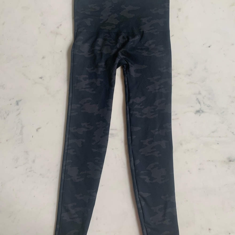 SPANX Look At Me Now Seamless Leggings
Color: Black Camo
Size: L
